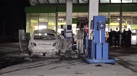 Die Feuerwehr verhinderte, dass das Feuer auf die Zapfsäulen überschlug. / Foto: -/dpa
