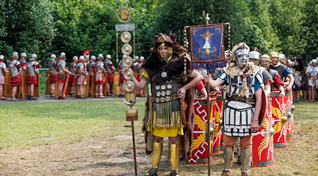 Bei den Römer- und Germanentagen in Kalkriese haben mehr als 300 Darsteller den Alltag vor rund 2.000 Jahren nachgespielt. / Foto: Friso Gentsch/dpa