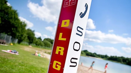 Die Gefahren beim Baden sollten ernst genommen werden. (Archivbild) / Foto: Hauke-Christian Dittrich/dpa