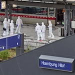 Bei dem Messerangriff vom 23. Mai 2025 wurden nach jüngsten Angaben der Staatsanwaltschaft 19 Menschen im Hamburger Hauptbahnhof verletzt. (Archivbild) / Foto: Georg Wendt/dpa