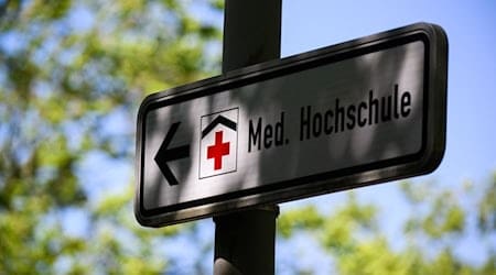 Eine nach MHH-Angaben weltweit erste OP mit neuer Technik rettete einer Krebspatientin das Leben. (Symbolbild)  / Foto: Julian Stratenschulte/dpa