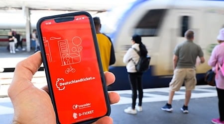 Das Deutschlandticket für Bus und Bahn soll günstiger bleiben als ein Auto, fordert Niedersachsen.  / Foto: Julian Stratenschulte/dpa