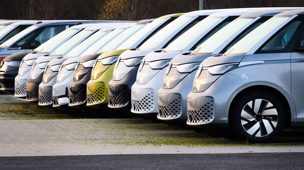 «Die elektrische Plattform steht», sagt Ministerpräsident Lies über den kriselnden Autokonzern Volkswagen. (Archivbild) / Foto: Julian Stratenschulte/dpa