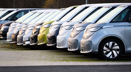 «Die elektrische Plattform steht», sagt Ministerpräsident Lies über den kriselnden Autokonzern Volkswagen. (Archivbild) / Foto: Julian Stratenschulte/dpa