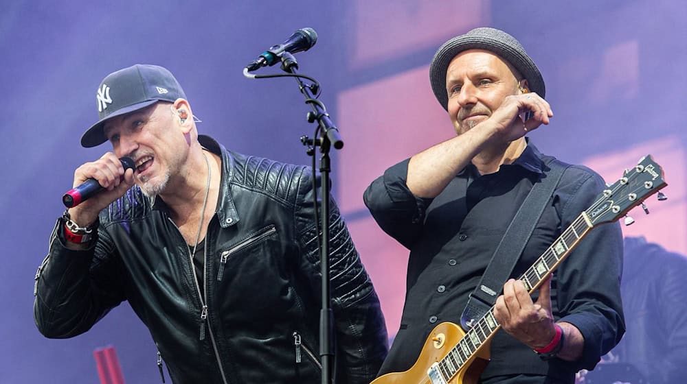 Die Brüder Wingenfelder geben mit ihrer Band Fury in the Slaughterhouse ein besonderes Konzert im Schauspielhaus Hannover. (Archivbild)  / Foto: Lucas Bäuml/dpa
