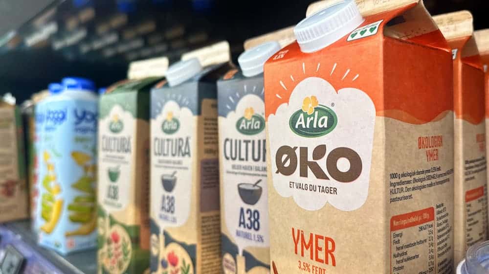 Produkte des Molkereiriesen Arla Foods stehen in einem dänischen Supermarkt. Arla und das deutsche Molkereiunternehmen DMK Group streben eine Fusion an. (Archivfoto) / Foto: Steffen Trumpf/dpa