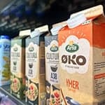 Produkte des Molkereiriesen Arla Foods stehen in einem dänischen Supermarkt. Arla und das deutsche Molkereiunternehmen DMK Group streben eine Fusion an. (Archivfoto) / Foto: Steffen Trumpf/dpa