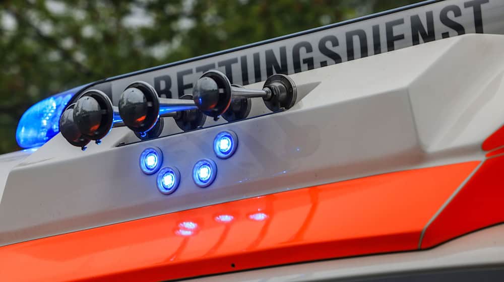 Nach einem Zusammenprall mit einem abbiegenden Auto kommt eine Motorradfahrerin schwer verletzt in ein Krankenhaus. (Symbolbild) / Foto: Oliver Berg/dpa