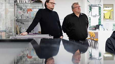 Bleibt Geschäfstführer des VfL Osnabrück: Michael Welling (links neben Präsident Holger Elixmann). / Foto: Friso Gentsch/dpa