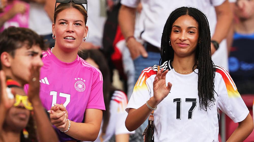 Juliane Wirtz (l), Schwester von Florian Wirtz, hat ihren Vertrag bei den Fußballerinnen von Werder Bremen verlängert.  / Foto: Christian Charisius/dpa