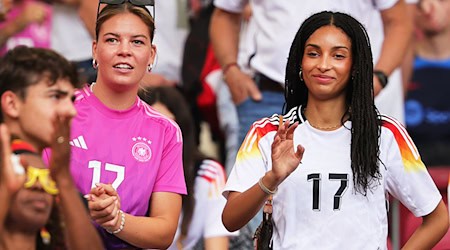 Juliane Wirtz (l), Schwester von Florian Wirtz, hat ihren Vertrag bei den Fußballerinnen von Werder Bremen verlängert.  / Foto: Christian Charisius/dpa