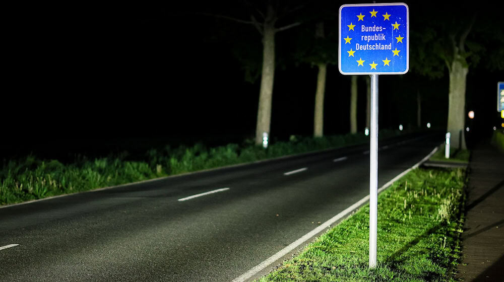 Niederländer haben an der Grenze zu Niedersachsen eigenmächtig Autos kontrolliert, um Asylbewerber abzuwehren (Archivbild). / Foto: Christoph Reichwein/dpa
