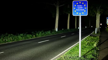 Niederländer haben an der Grenze zu Niedersachsen eigenmächtig Autos kontrolliert, um Asylbewerber abzuwehren (Archivbild). / Foto: Christoph Reichwein/dpa