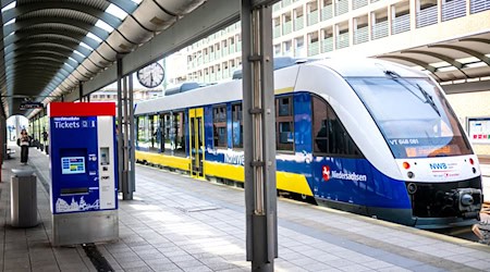 Die NordWestBahn verbindet Bremen auch in Zukunft mit Osnabrück und Wilhelmshaven. (Archivbild) / Foto: Sina Schuldt/dpa