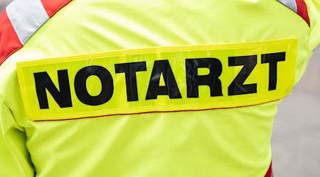 Weil mehrere Schüler im Landkreis Gifhorn über Unwohlsein klagen, rückt der Rettungsdienst an.  / Foto: Boris Roessler/dpa