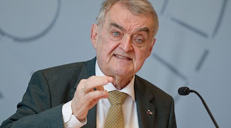 NRW-Innenminister Herbert Reul (CDU) will gegen Missbrauchsabbildungen im Internet vorgehen. (Archivbild) / Foto: Henning Kaiser/dpa