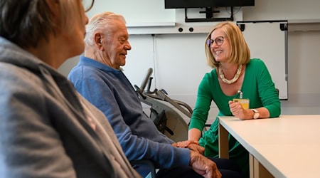 Oft reicht es, bei Patienten die Hand aufzulegen.  / Foto: Swen Pförtner/dpa