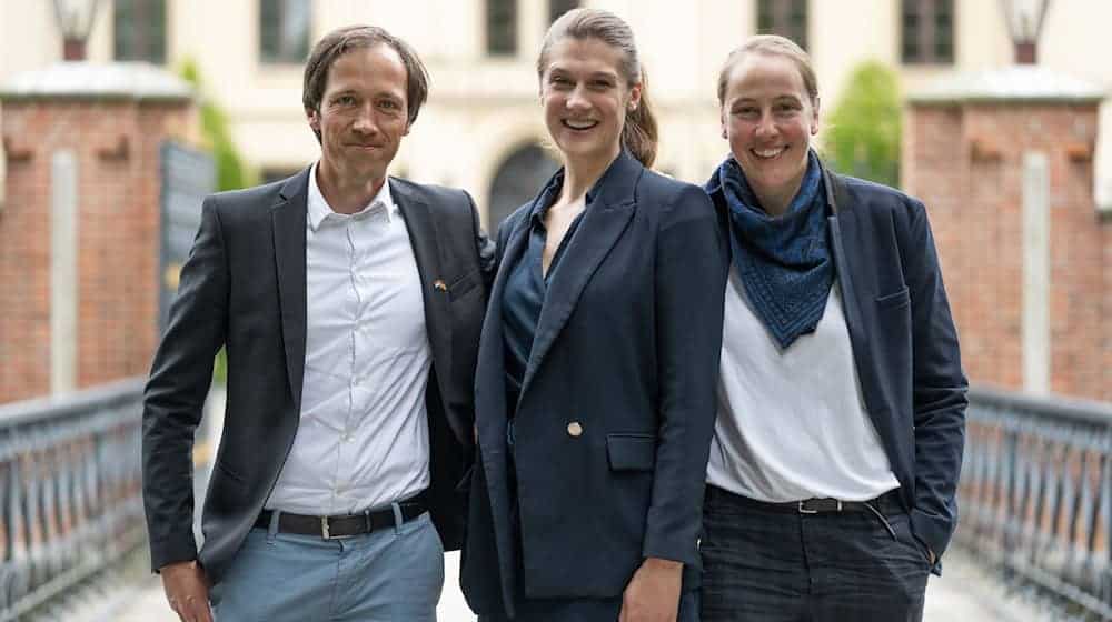 Willem Julius Müller, Ina Grätz (Mitte) und Silke Oldenburg bilden das kuratorische Team der Ostfriesland Biennale. (Archivbild) / Foto: Lars Klemmer/dpa