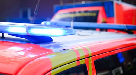 Im Landkreis Grafschaft Bentheim kam es am Samstagnachmittag zu einem Unfall. (Symbolbild) / Foto: Julian Stratenschulte/dpa