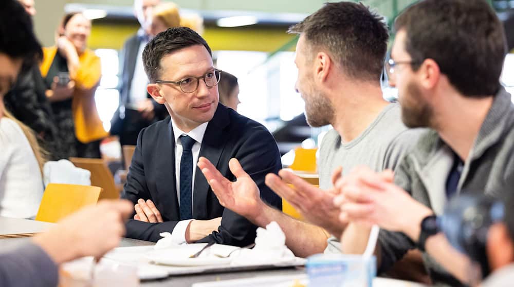 Wissenschaftsminister Falko Mohrs (links) suchte 2023 in der Hauptmensa des Studentenwerks Hannover den Austausch mit den Studierenden. (Archivbild) / Foto: Michael Matthey/dpa