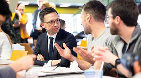 Wissenschaftsminister Falko Mohrs (links) suchte 2023 in der Hauptmensa des Studentenwerks Hannover den Austausch mit den Studierenden. (Archivbild) / Foto: Michael Matthey/dpa
