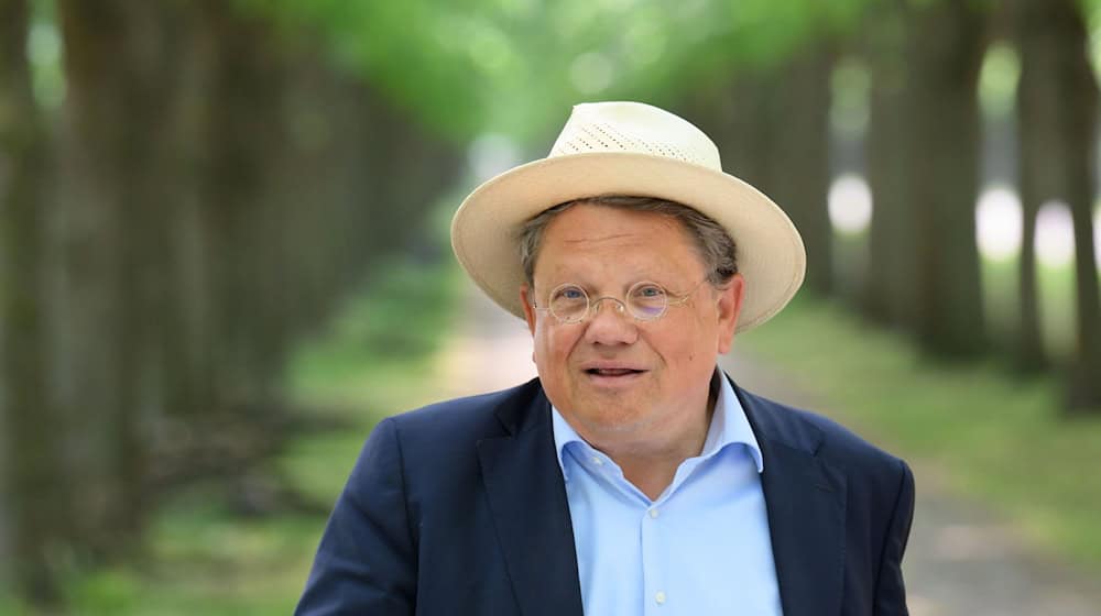 Niedersachsens Gesundheitsminister Philippi (SPD) spricht sich für neue Präventionsmaßnahmen im Kampf gegen übermäßigen Nikotinkonsum aus. / Foto: Julian Stratenschulte/dpa