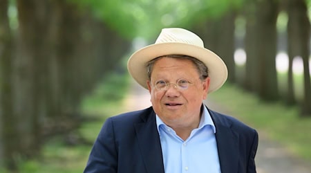 Niedersachsens Gesundheitsminister Philippi (SPD) spricht sich für neue Präventionsmaßnahmen im Kampf gegen übermäßigen Nikotinkonsum aus. / Foto: Julian Stratenschulte/dpa