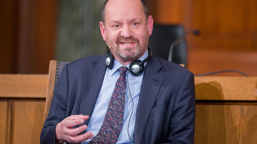 Autor und Völkerrechtler Philippe Sands wird mit dem Erich-Maria-Remarque-Friedenspreis der Stadt Osnabrück gewürdigt. (Archivfoto)  / Foto: Daniel Karmann/dpa-Pool/dpa