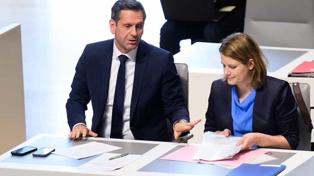 Ministerpräsident Lies und Kultusministerin Hamburg stellen heute den Haushaltsentwurf für 2026 vor. (Archivbild) / Foto: Julian Stratenschulte/dpa