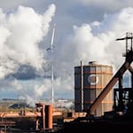 In Salzgitter läuft der Umbau zu grünem Stahl bereits seit 2023, 2025 soll die erste Anlage in Betrieb gehen.  (Archivbild) / Foto: Julian Stratenschulte/dpa