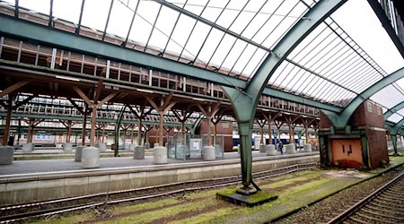 Die Schäden an den Stahlträgern der Oldenburger Gleishalle sind größer als gedacht - deshalb wird die Sanierung laut der Bahn länger dauern. (Archivbild) / Foto: Hauke-Christian Dittrich/dpa