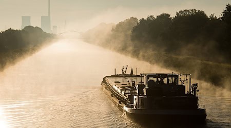 Ein Frachtbinnenschiff und ein Ausflugsschiff waren nach Angaben der Feuerwehr bei einem Überholmanöver auf dem Mittellandkanal zusammengestoßen. (Symbolbild) / Foto: Julian Stratenschulte/dpa