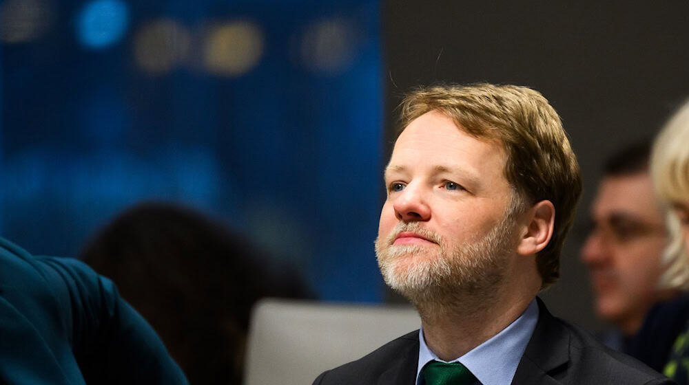 Finanzminister Gerald Heere kündigt organisatorische Reformen für effizienteres Bauen an. (Archivbild) / Foto: Julian Stratenschulte/dpa
