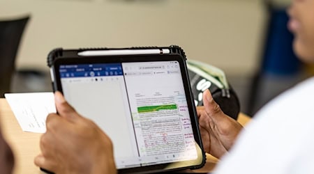Die ersten Leih-Tablets für Schülerinnen und Schüler sollen in Niedersachsen im Jahrgang 7 eingeführt werden. (Symbolbild) / Foto: Christoph Reichwein/dpa