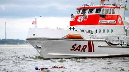 Seenotretter bergen ein Seglerpaar von einer brennenden Jacht. (Symbolbild)  / Foto: Sina Schuldt/dpa