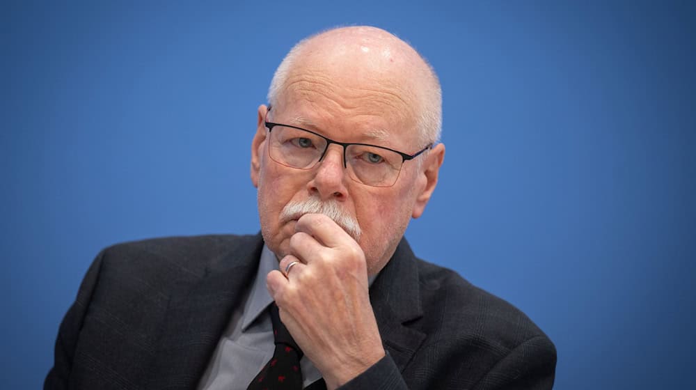 Vor der Innenministerkonferenz am Mittwoch in Bremerhaven drängt Bremens Senator Mäurer auf stärkeren Schutz für Frauen.  / Foto: Soeren Stache/dpa