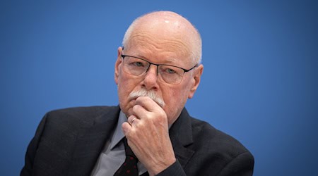 Vor der Innenministerkonferenz am Mittwoch in Bremerhaven drängt Bremens Senator Mäurer auf stärkeren Schutz für Frauen.  / Foto: Soeren Stache/dpa