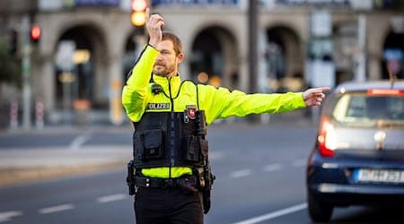 Neben vielen Info-Angeboten will die Polizei am Aktionstag auch verstärkt den Verkehr kontrollieren. (Archivbild) / Foto: Moritz Frankenberg/dpa