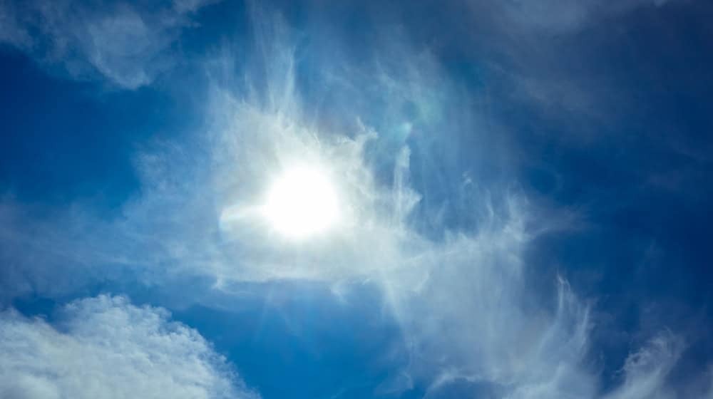 Das Wetter am Wochenende startet sommerlich-sonnig, es wird jedoch wechselhaft. (Symbolbild) / Foto: Markus Scholz/dpa
