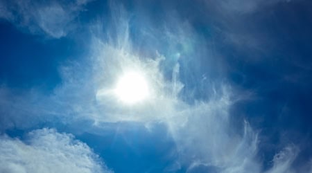 Das Wetter am Wochenende startet sommerlich-sonnig, es wird jedoch wechselhaft. (Symbolbild) / Foto: Markus Scholz/dpa