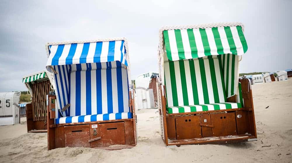 Sechs grün-weiße Strandkörbe, die aus nachhaltigen Materialien produziert sind, befinden sich in diesem Sommer am Inselstrand von Spiekeroog in einem Praxistest.  / Foto: Sina Schuldt/dpa