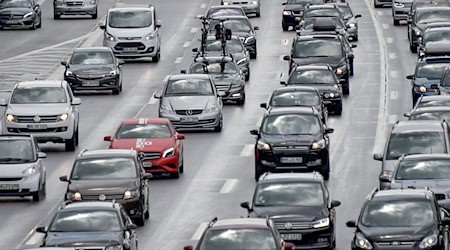 Volle Straßen und Staus prognostiziert der ADAC zum Start in die Sommerferien. / Foto: Axel Heimken/dpa