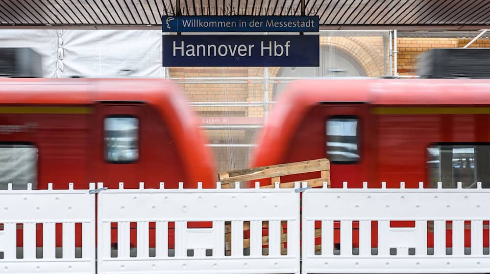 Am Hauptbahnhof Hannover müssen Bahnreisende sich auf Verspätungen und Ausfälle vorbereiten. (Symbolbild) / Foto: Christophe Gateau/dpa