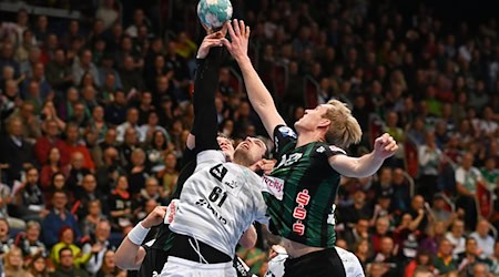 Spitzenhandball in der ZAG Arena: Hier kämpfen Kiels Hendrik Pekeler (l) und Hannovers Marian Michalczik um den Ball. / Foto: Swen Pförtner/dpa