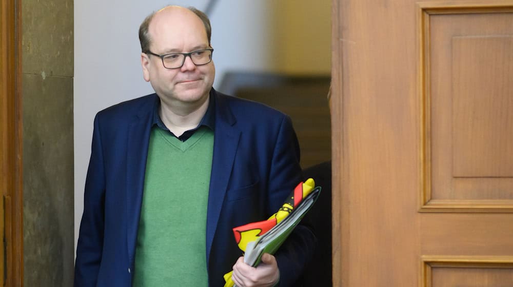 Umweltminister Meyer sagt, die Förderpraxis für das Landesbüro Naturschutz werde umfassend geprüft. (Archivbild) / Foto: Philip Dulian/dpa