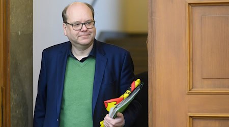 Umweltminister Meyer sagt, die Förderpraxis für das Landesbüro Naturschutz werde umfassend geprüft. (Archivbild) / Foto: Philip Dulian/dpa