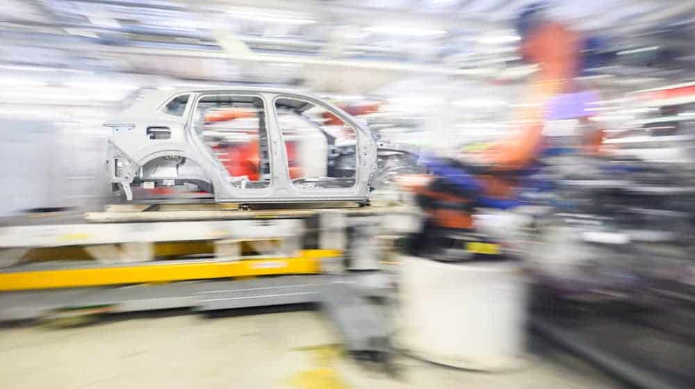 Deutsche Hersteller wie VW leiden unter schwacher Nachfrage und hohen Kosten. (Archivfoto) / Foto: Julian Stratenschulte/dpa