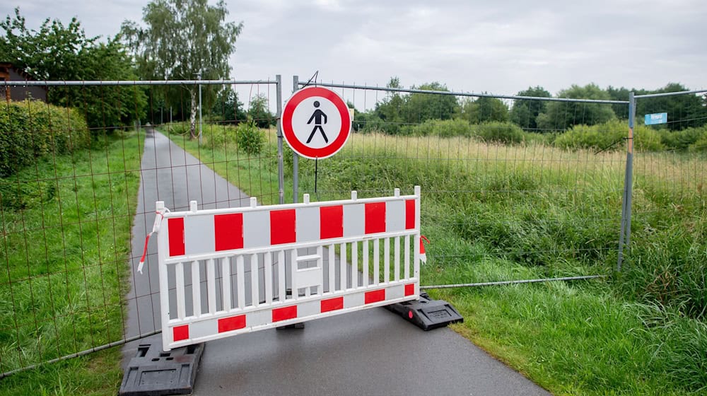 Wegen Alligator-Verdacht abgesperrt: Bei der Suche nach dem Tier soll ein Züchter helfen.  / Foto: Hauke-Christian Dittrich/dpa