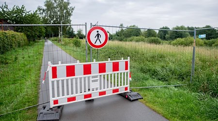 Wegen Alligator-Verdacht abgesperrt: Bei der Suche nach dem Tier soll ein Züchter helfen.  / Foto: Hauke-Christian Dittrich/dpa