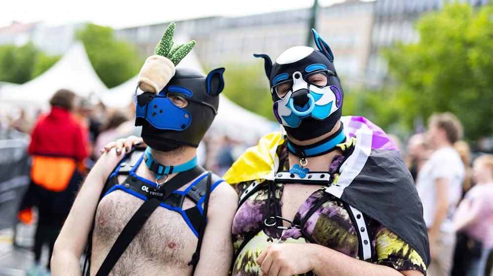 Vielfältig und bunt - so feierten Tausende queerer Menschen in Hannover. / Foto: Michael Matthey/dpa